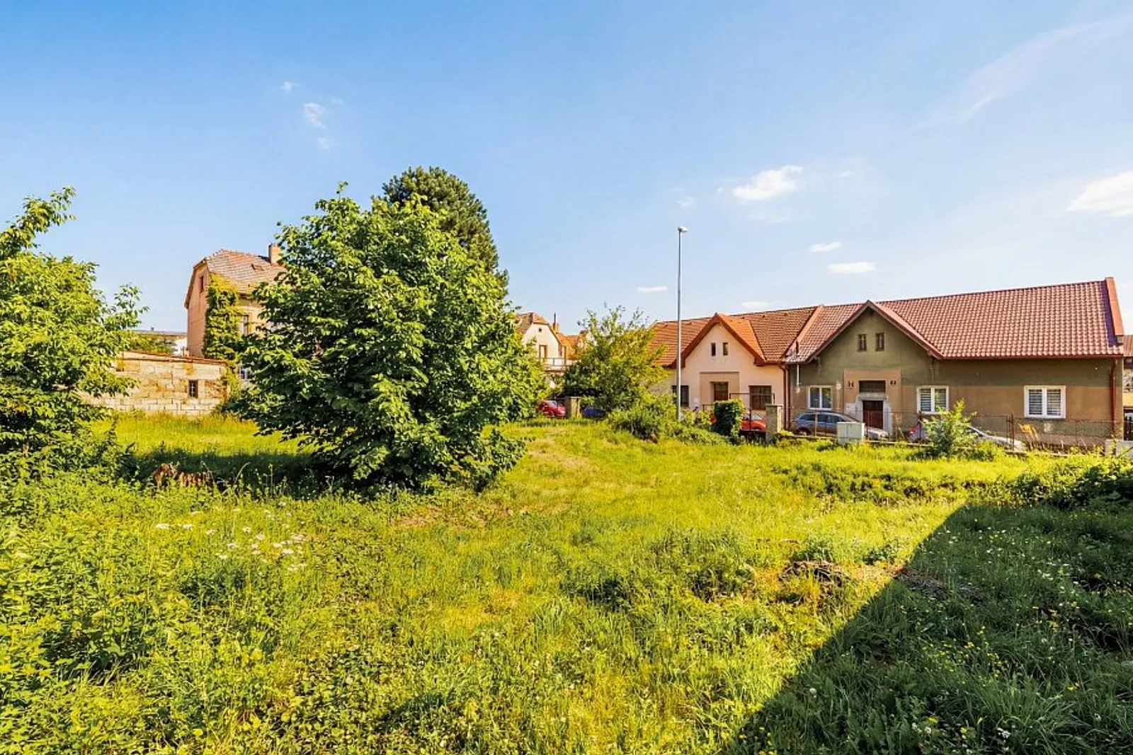 Stavební pozemek s projektem dvojdomu – fotografie 8